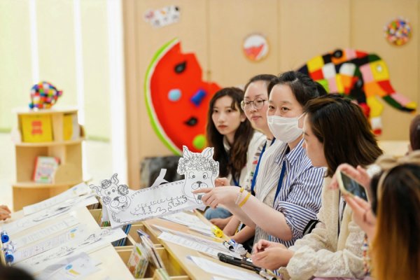 升富配资 拒绝“脑腐”！中外专家探讨AI时代的教育未来