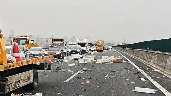正好配资 申嘉湖高速闵浦大桥段突发多车事故 货物洒落致道路拥堵